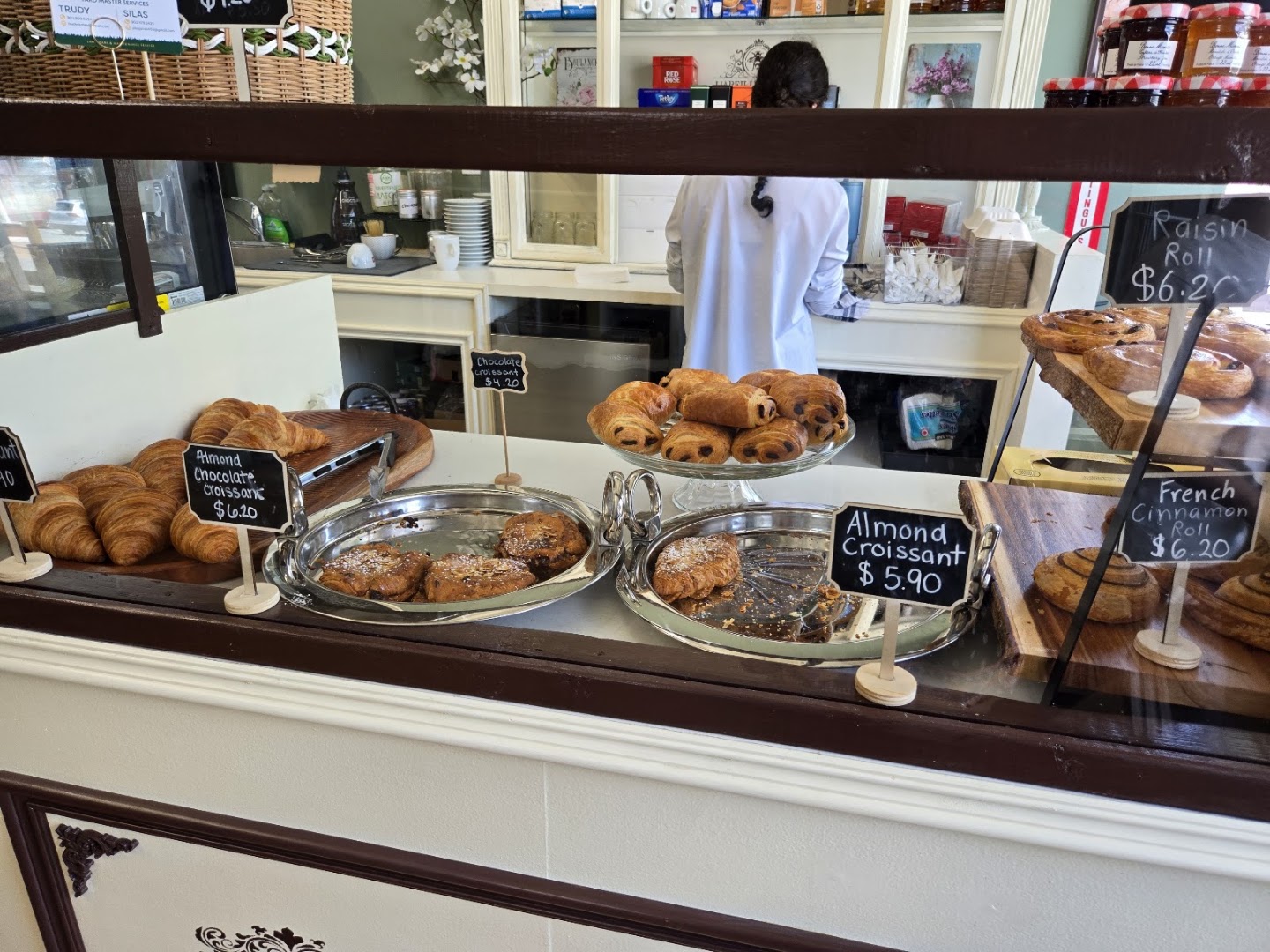 Angélique French Café: appetizing display of fresh pastries