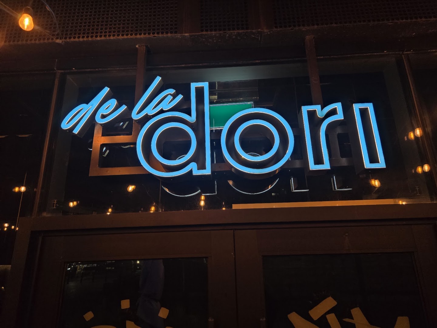 De la Dori: clear signage of the venue