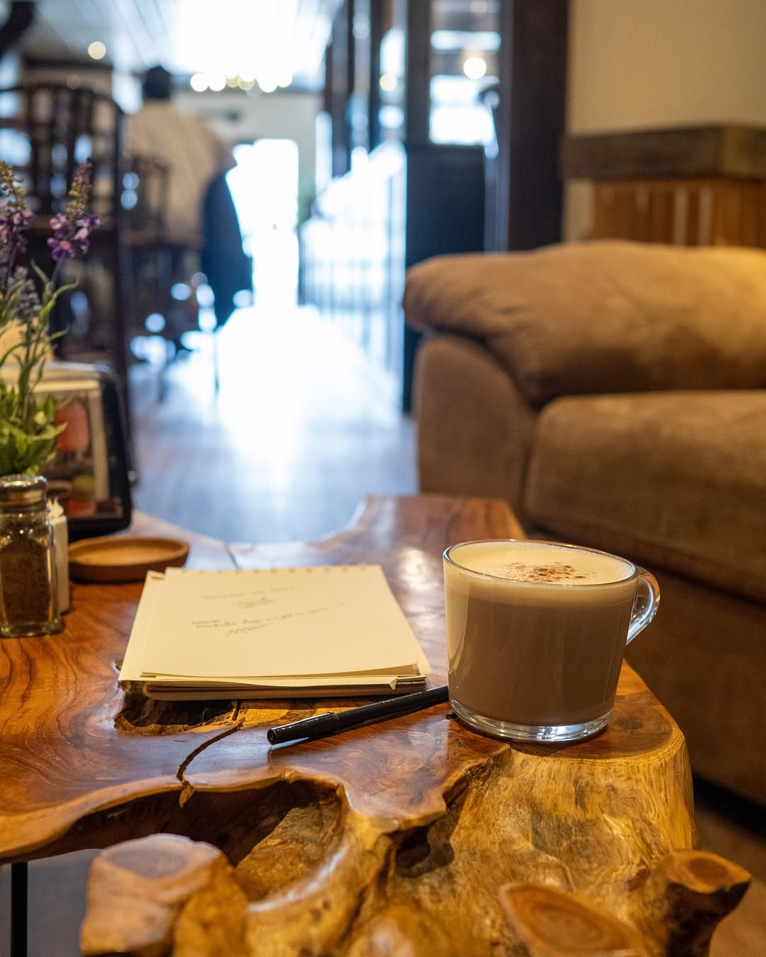 Lostlands Café: inviting atmosphere and quality composition
