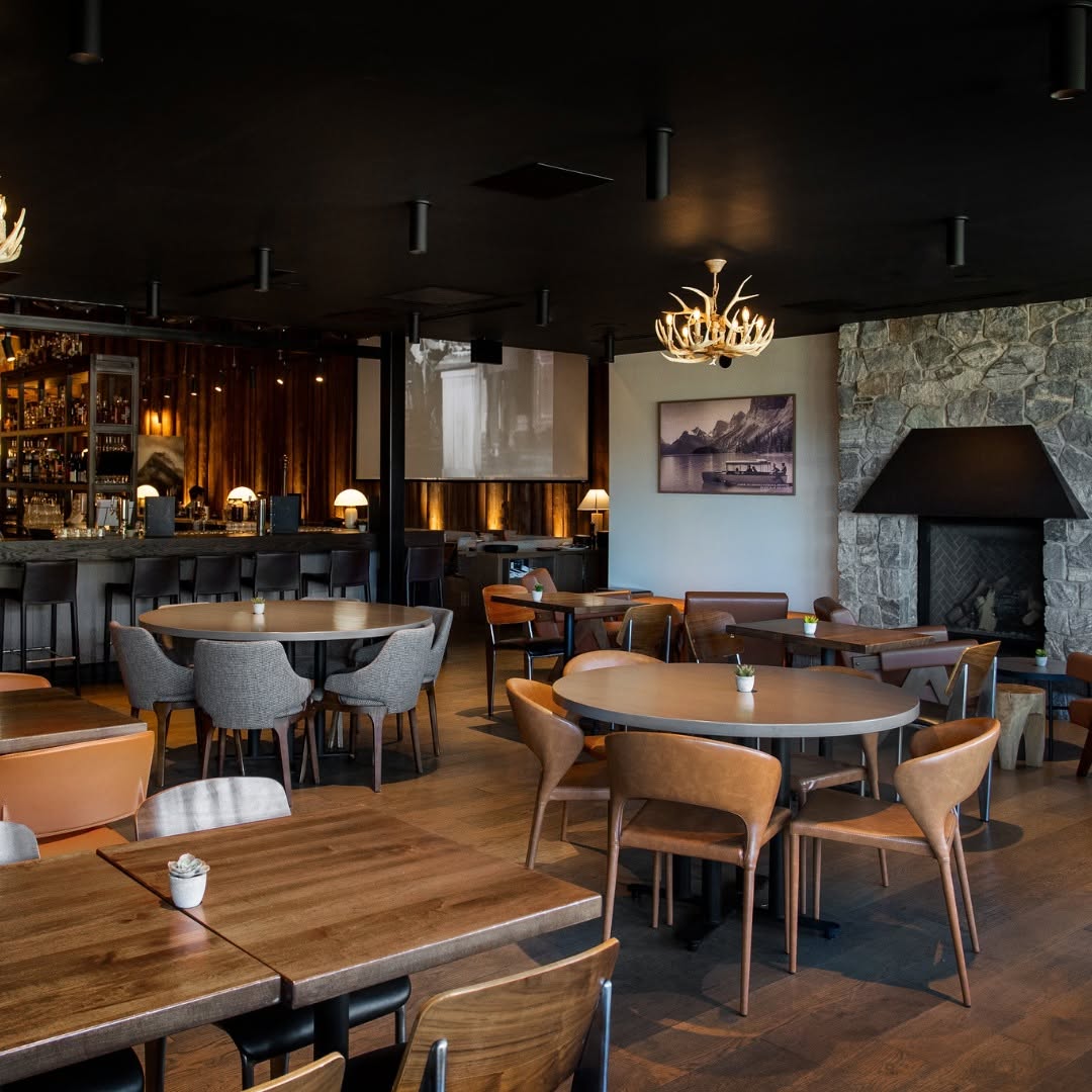 The Maligne Range: professional interior shot of venue