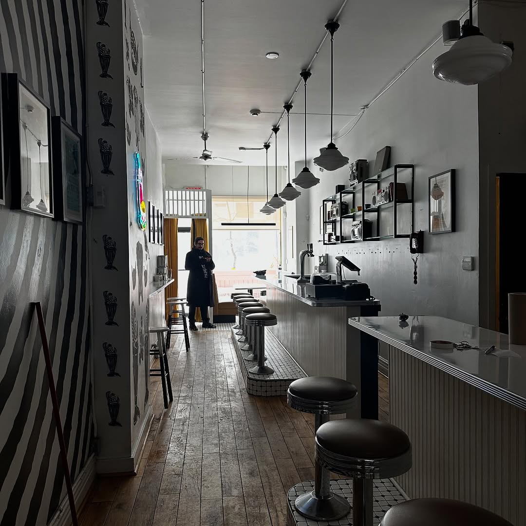 Bar Minou: clear, professional interior shot