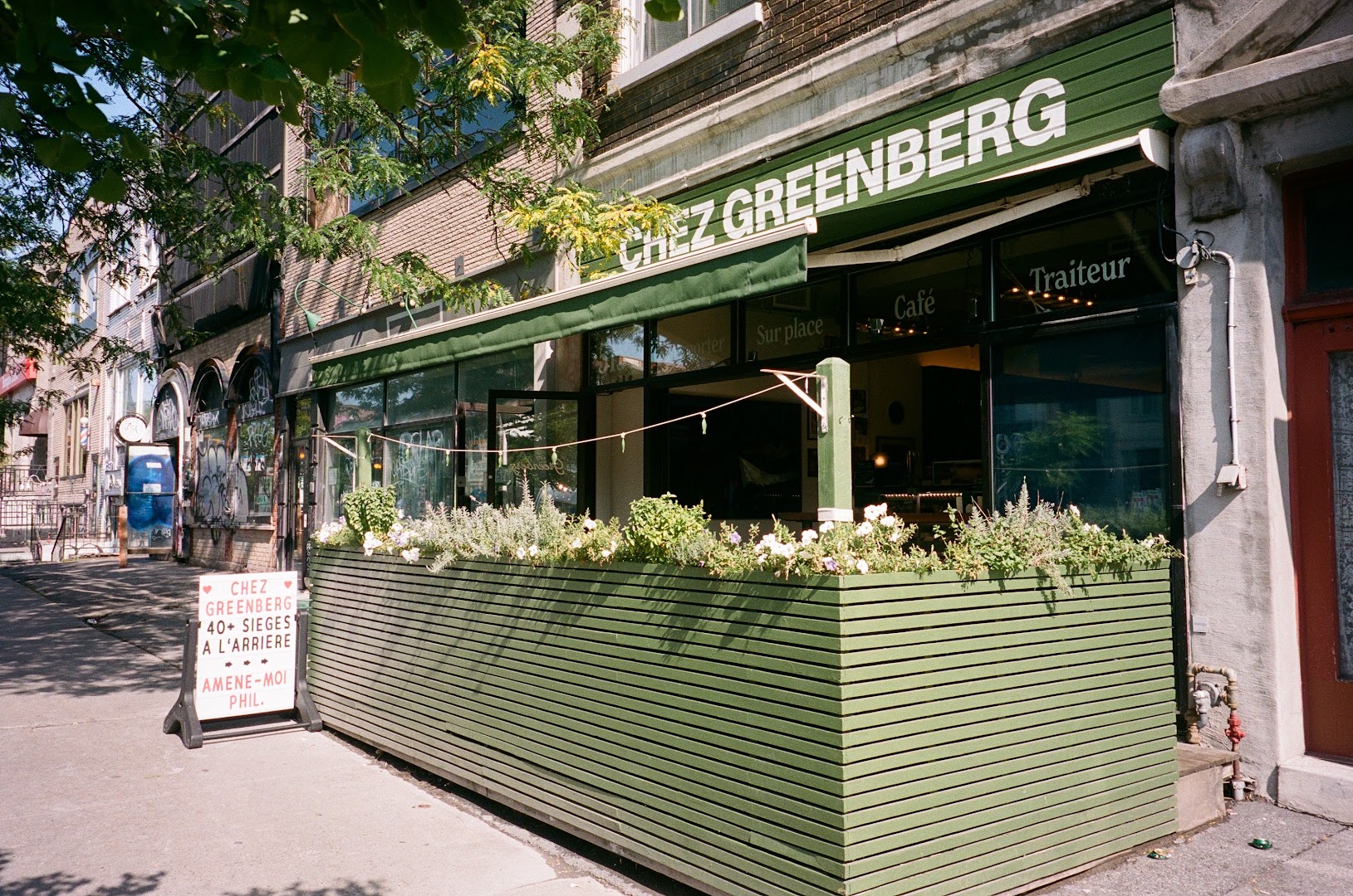 Chez Greenberg: clear, inviting exterior shot