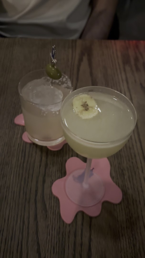 Crocodile: clear photo of bar drinks