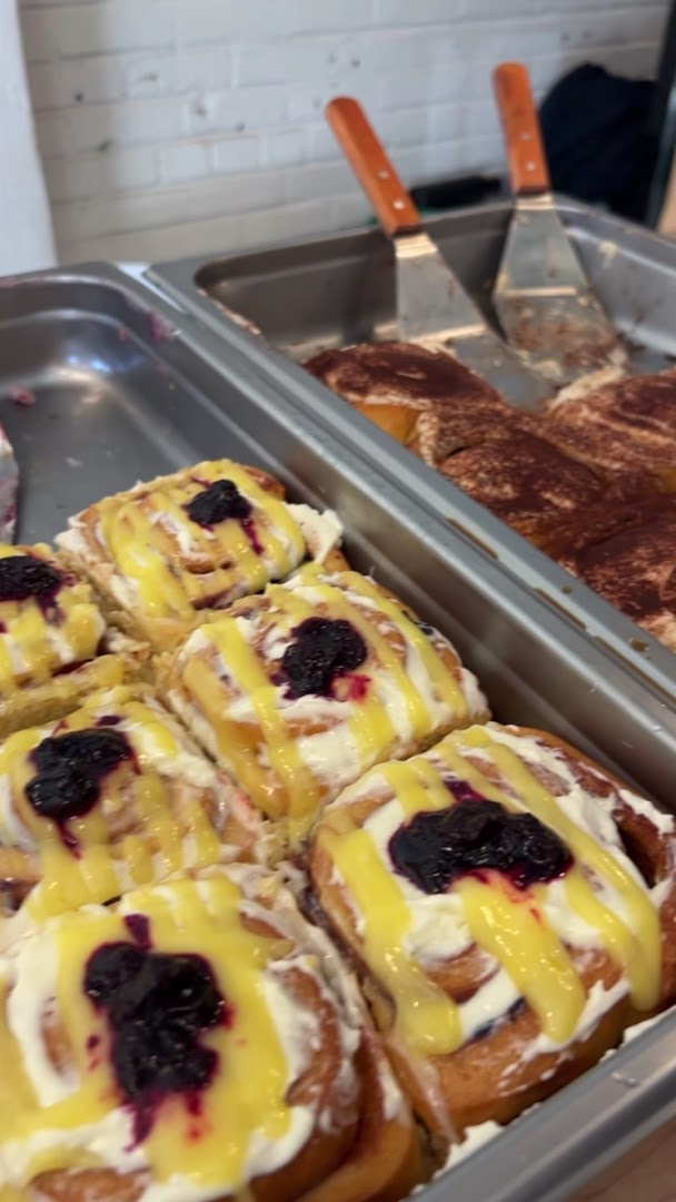Daddy Roll: appetizing display of fresh food