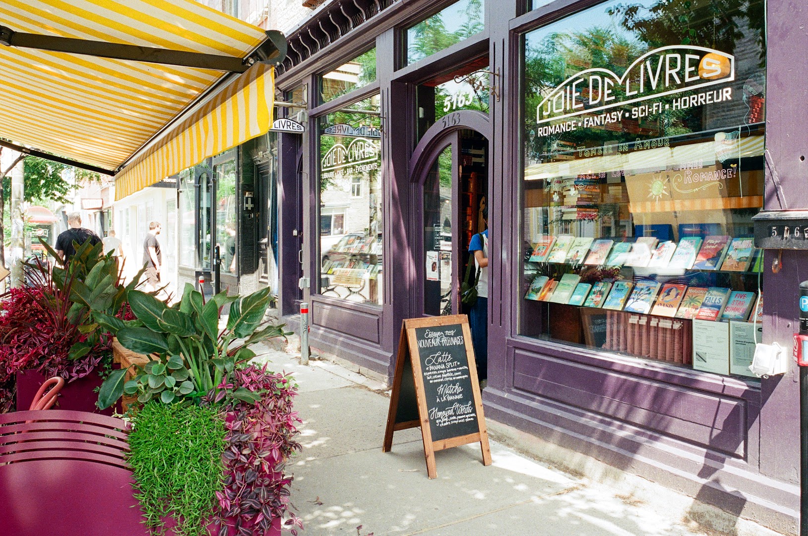 Joie de Livres: clear, inviting storefront photo