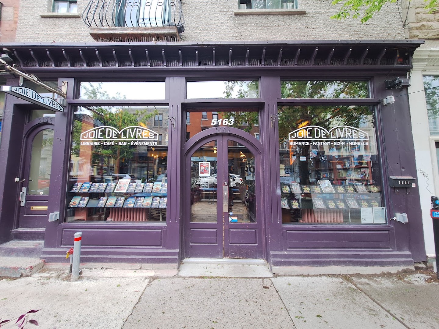 Joie de Livres: clear, professional storefront photo