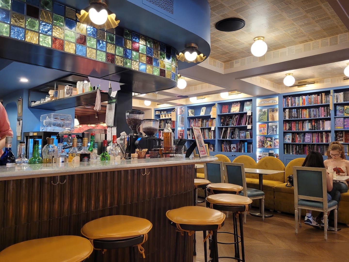 Joie de Livres: inviting and high-quality interior shot