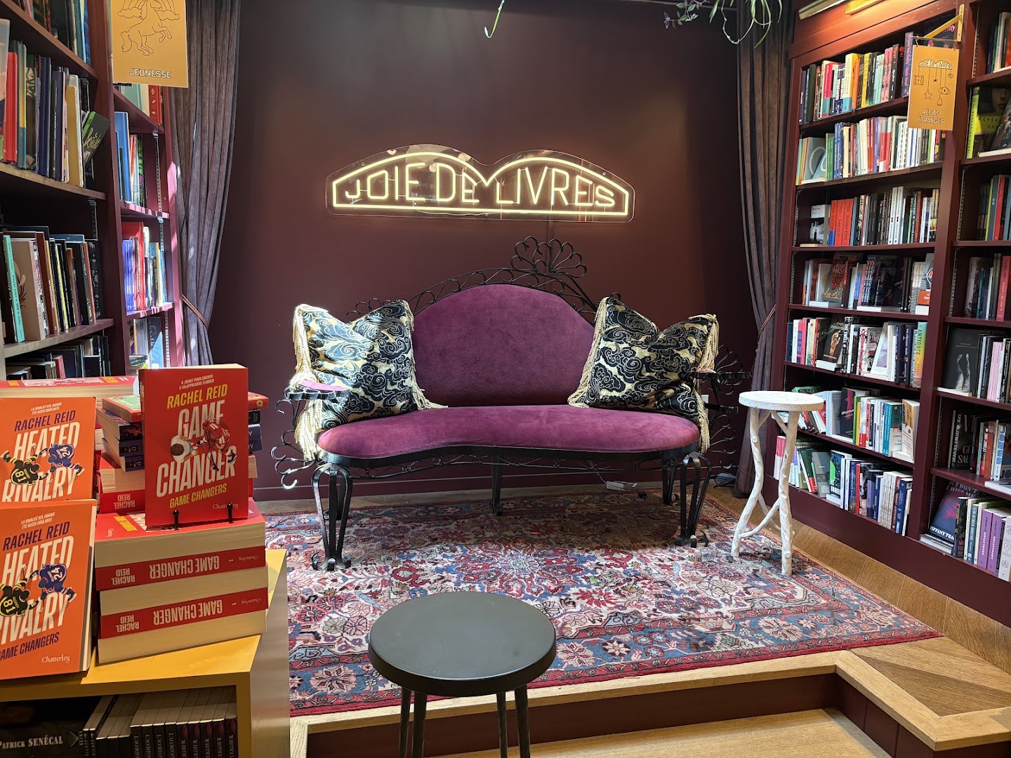 Joie de Livres: inviting and professional shop interior