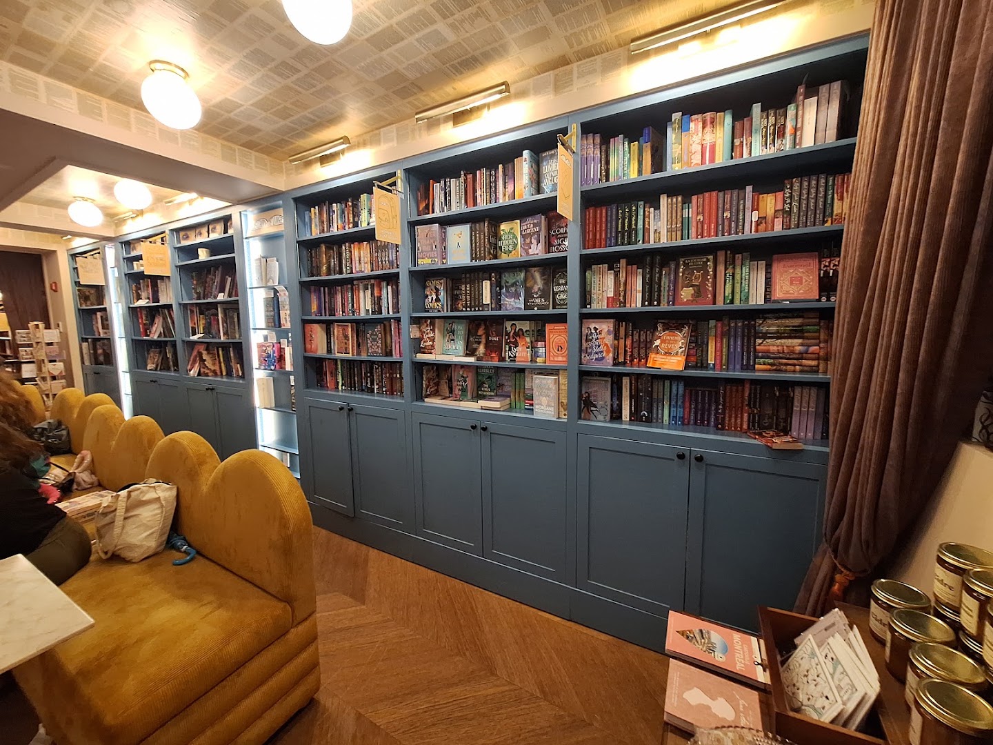 Joie de Livres: inviting and professional shop interior