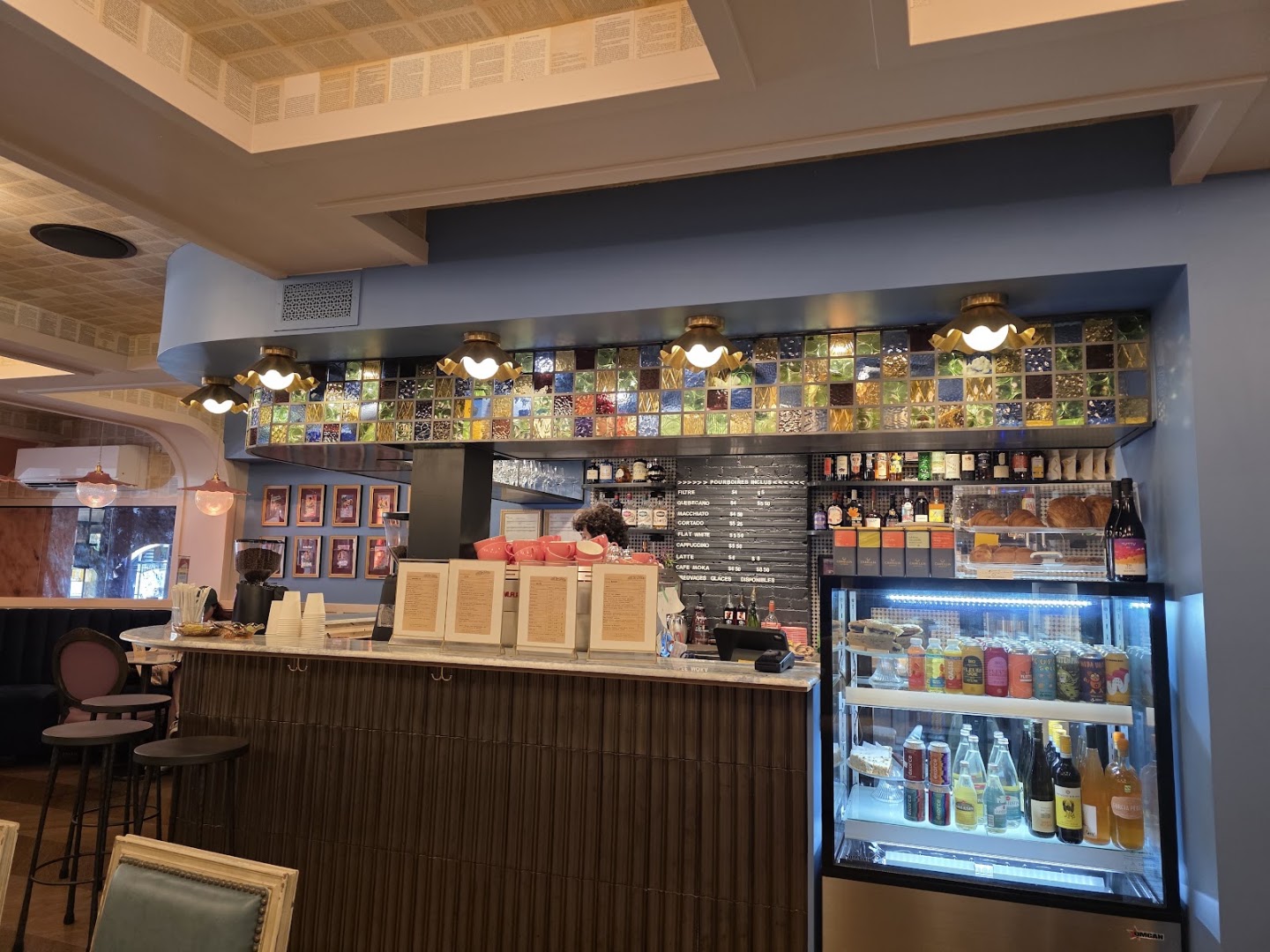Joie de Livres: clear view of shop interior