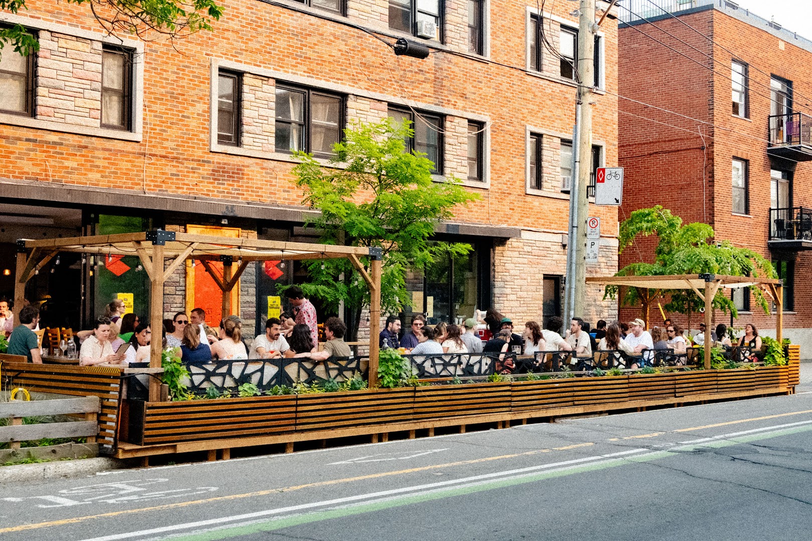 La Courtepointe: inviting terrace with lively atmosphere