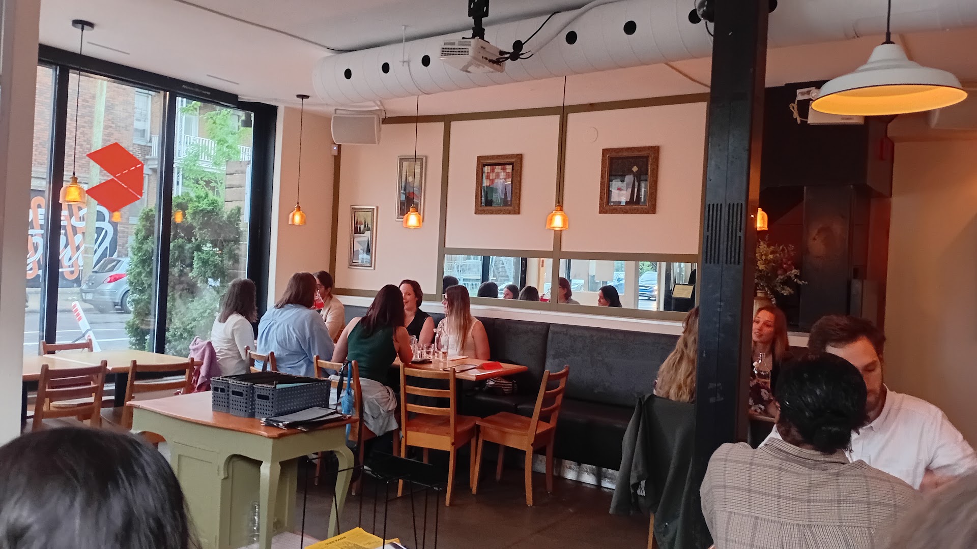 La Courtepointe: inviting bar atmosphere