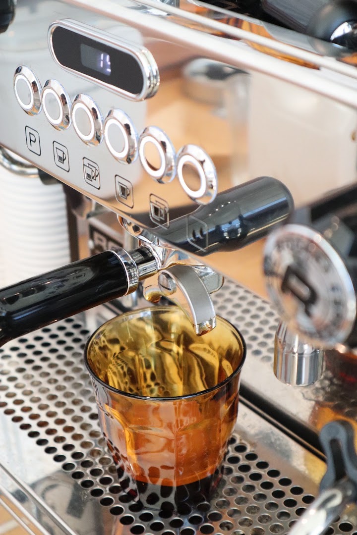 Maison Aïdo: high quality coffee preparation shot