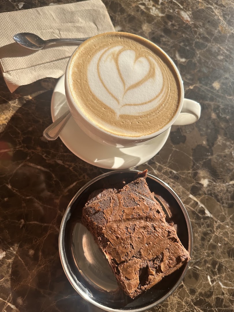 Maison Baultberri: appetizing photo of coffee and dessert
