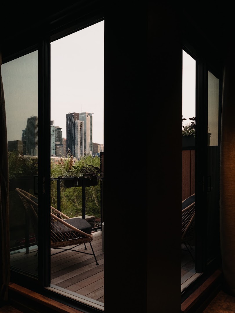 Maison Grinder: atmospheric hotel room balcony view