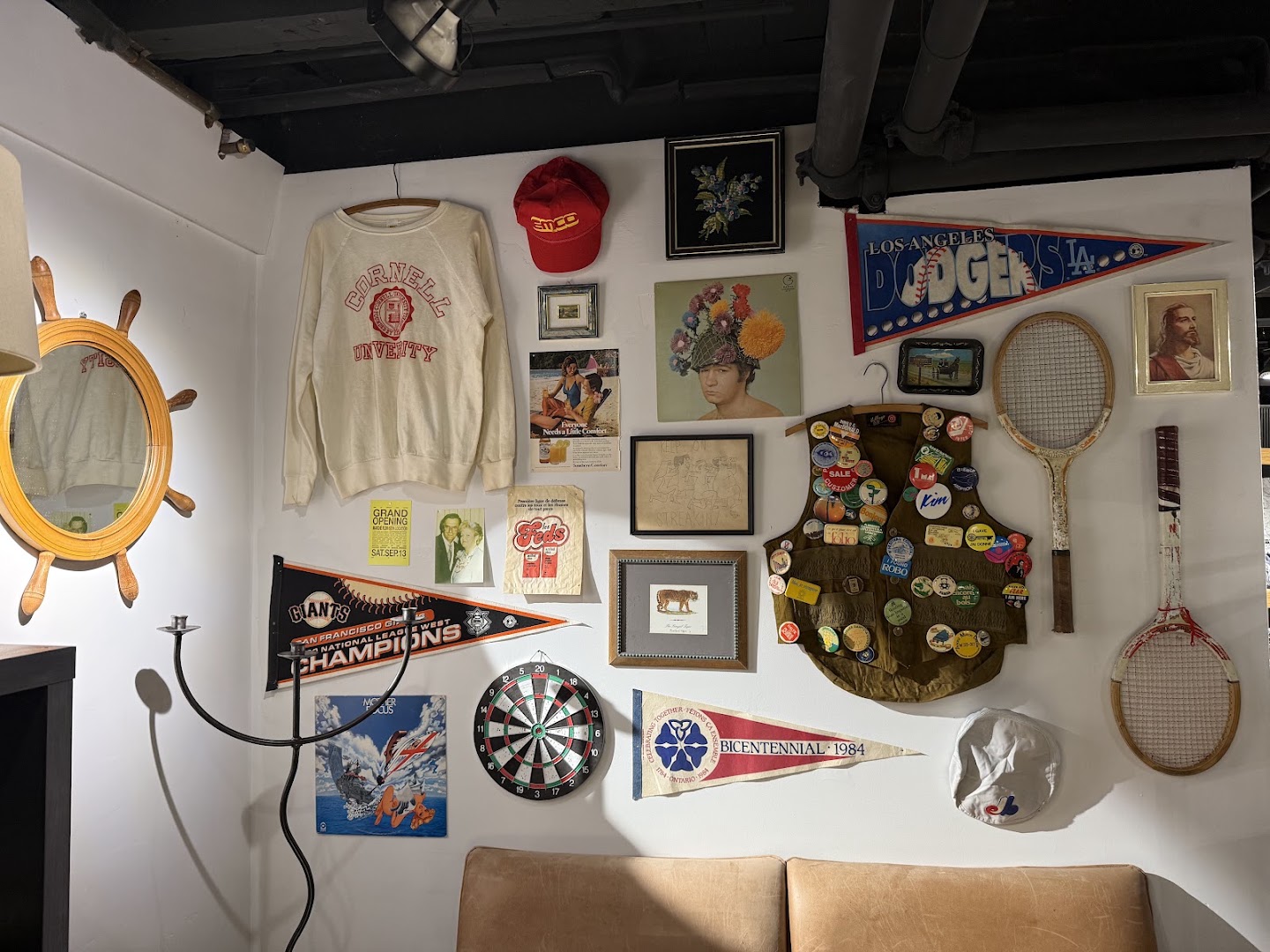 Marché Floh: attractive display of shop merchandise