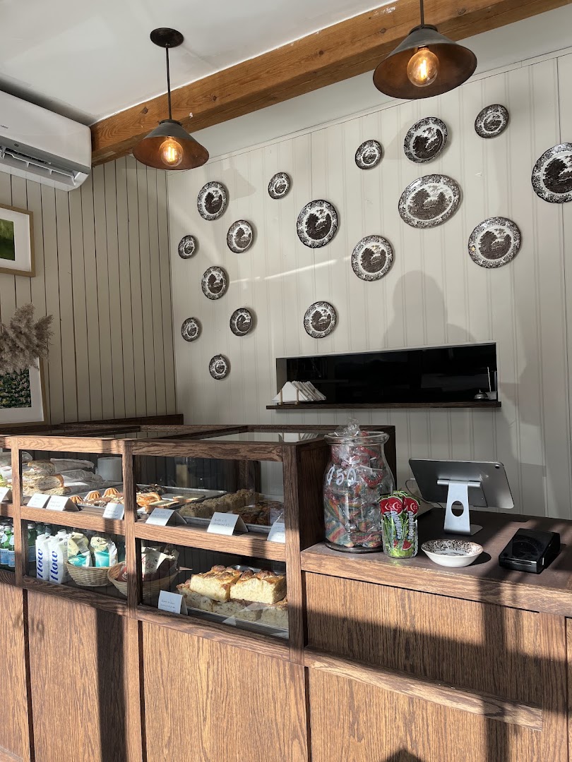 Miette Sandwicherie: inviting and clean interior shot
