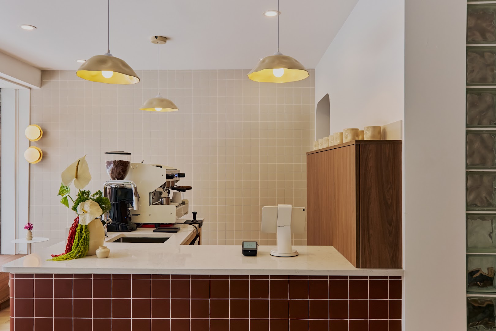 MONOKIINI: clean, professional shop interior photo