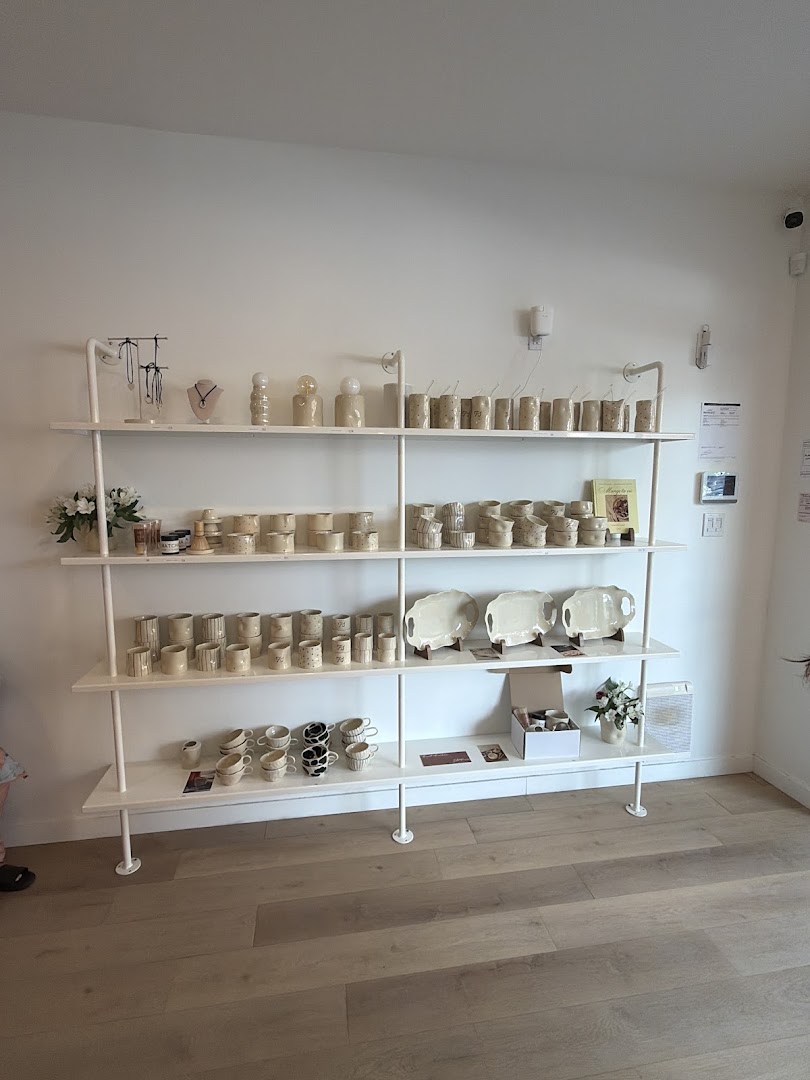 MONOKIINI: clear display of shop products