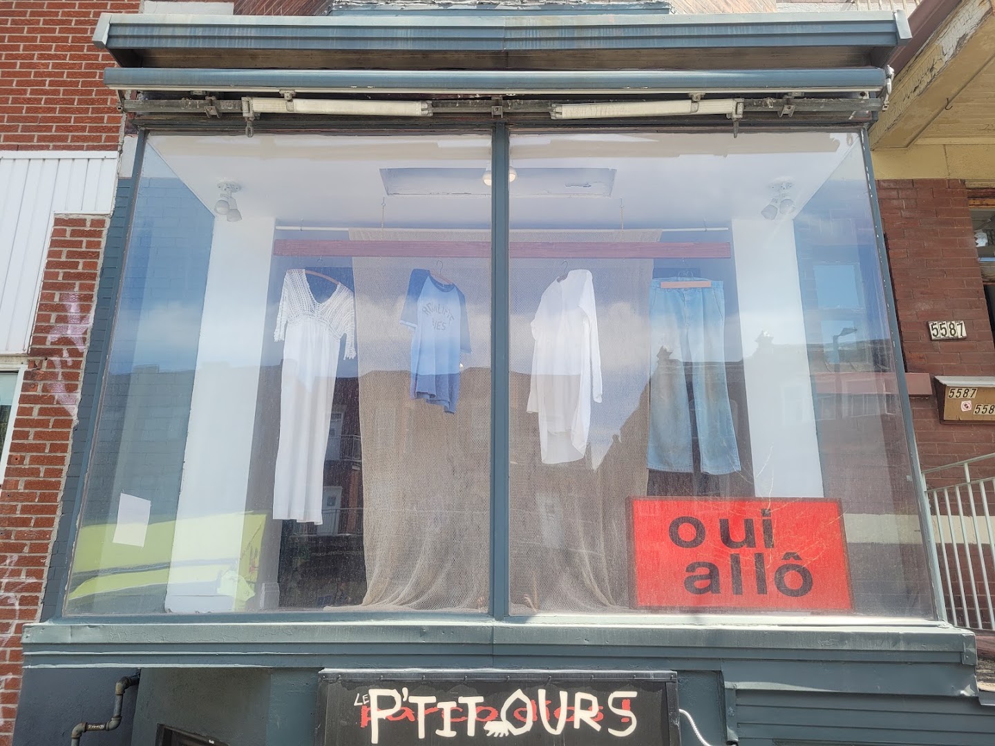 oui allô: clear storefront display photo