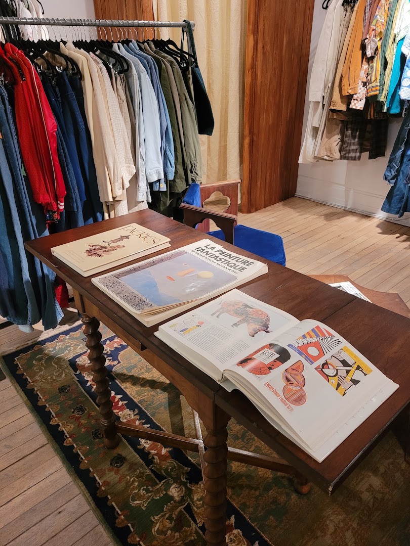 oui allô: clear shop interior and products
