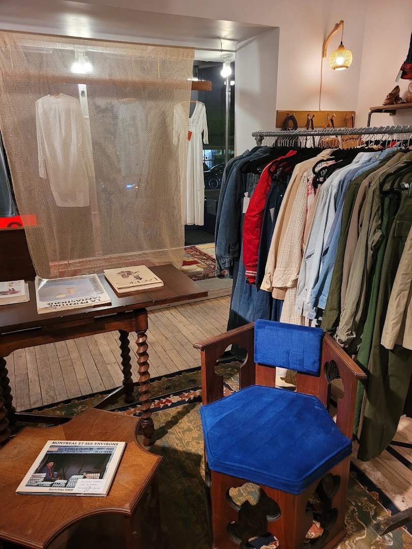 oui allô: clear view of shop interior
