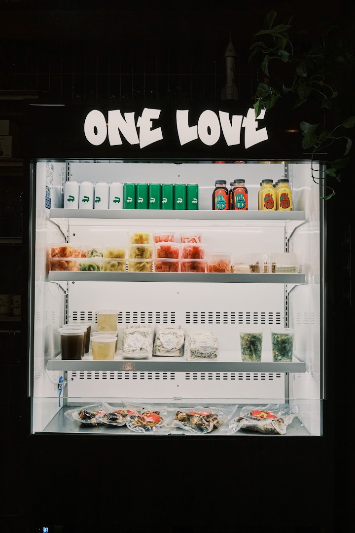 Pas de probleme cafe: clear display of cafe products