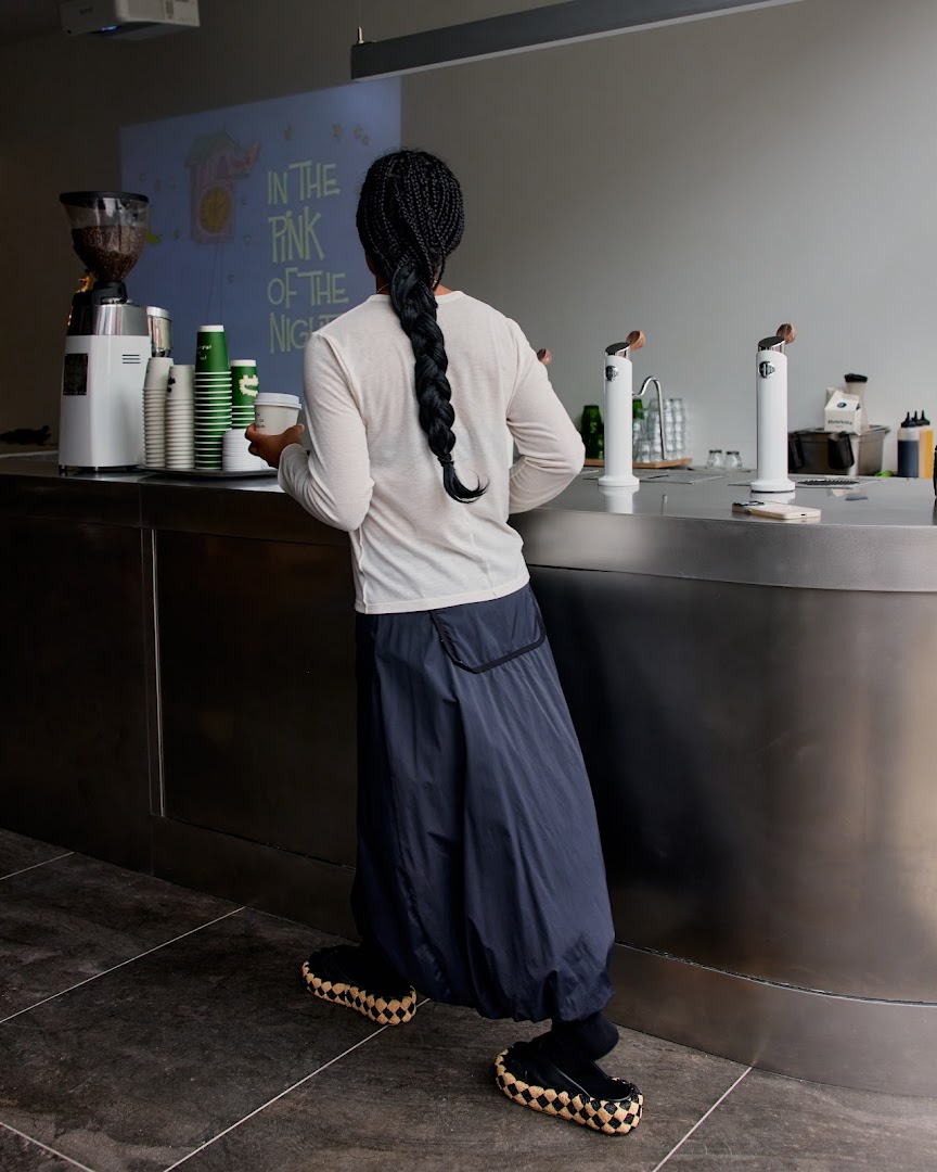 Pas de probleme cafe: cafe atmosphere and service