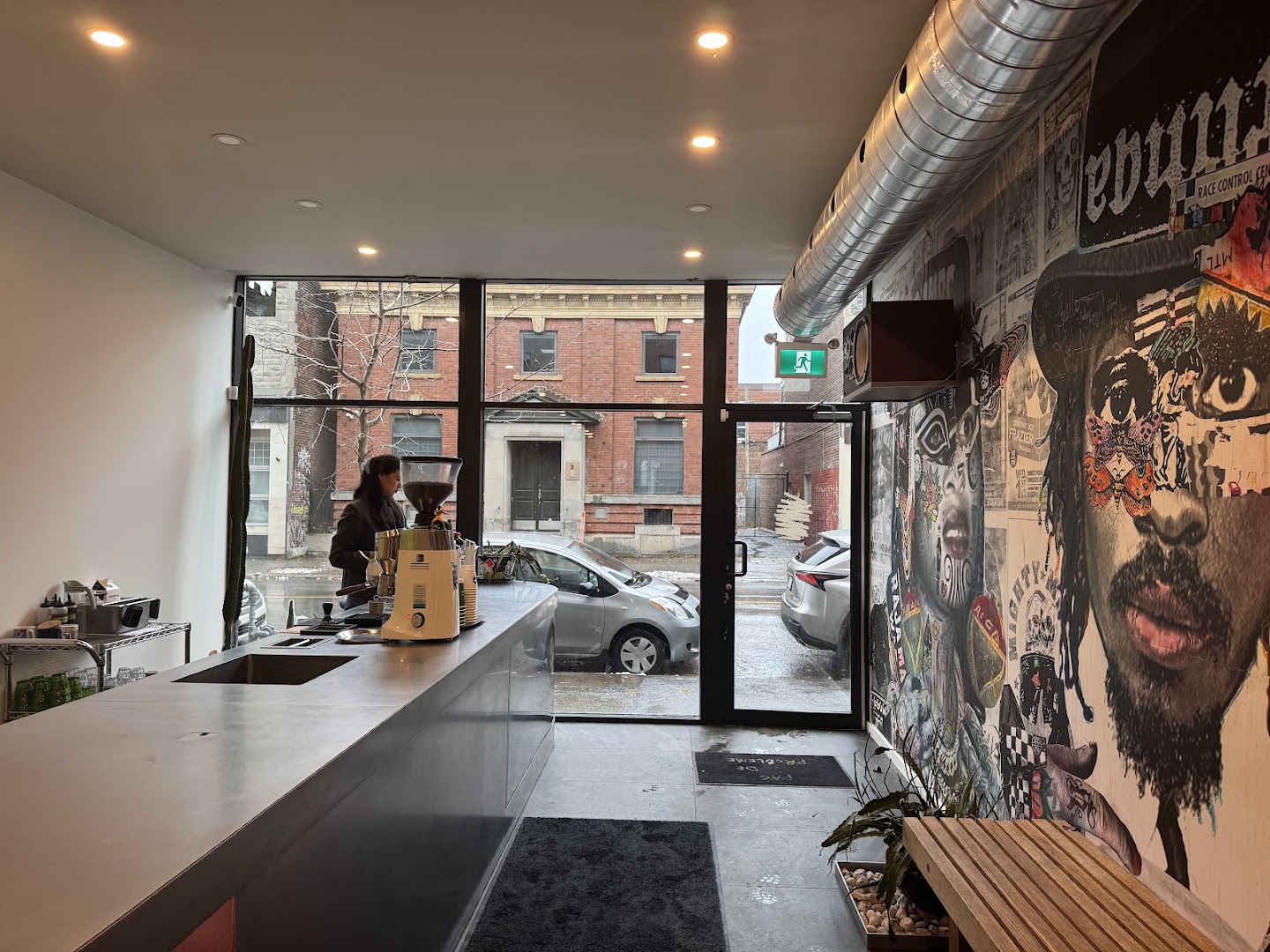 Pas de probleme cafe: clear, inviting view of interior