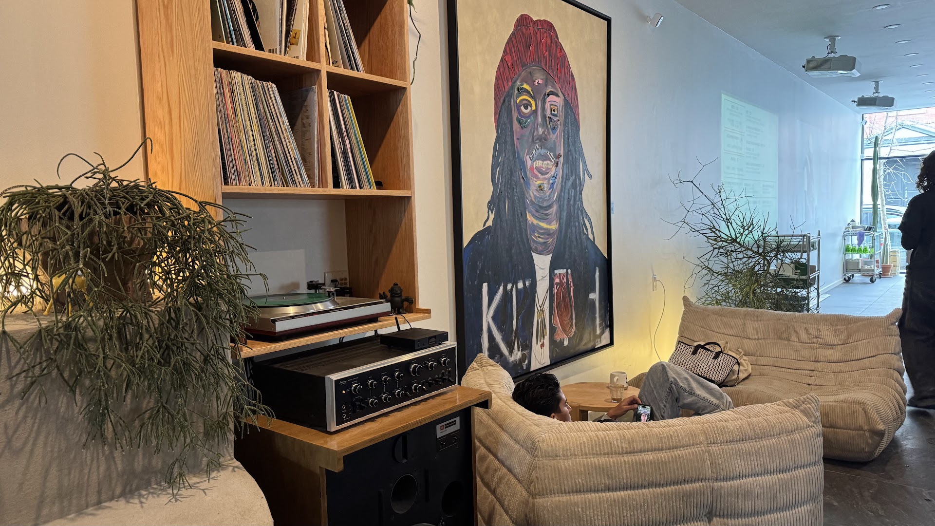 Pas de probleme cafe: inviting atmosphere and interior design
