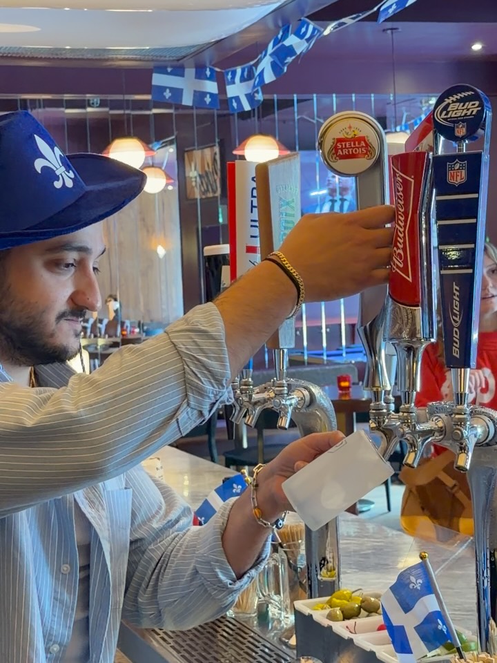 Prince Pub: staff pouring a drink