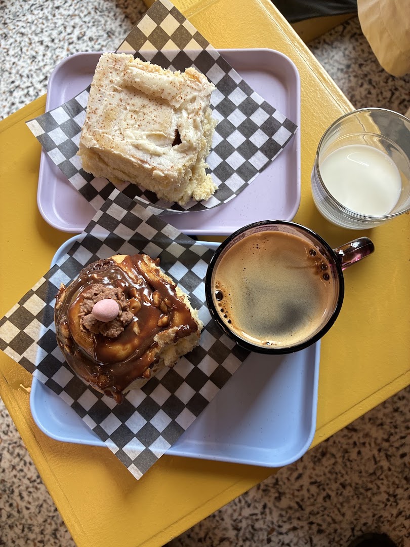 Royale Ginette: appetizing food and drink photo
