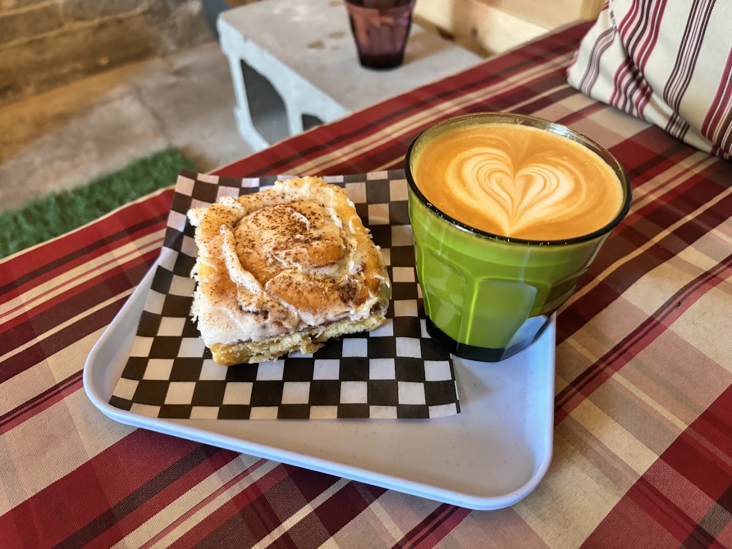Royale Ginette: appetizing breakfast food and drink