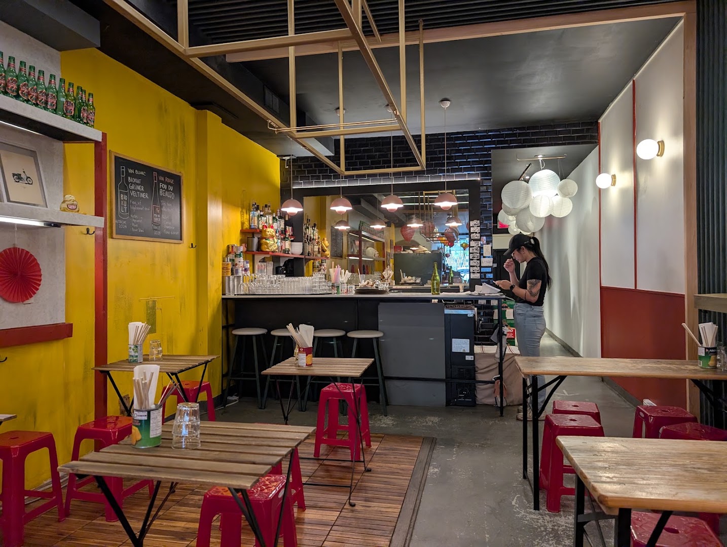 Tô dinette viet: clear shot of restaurant interior