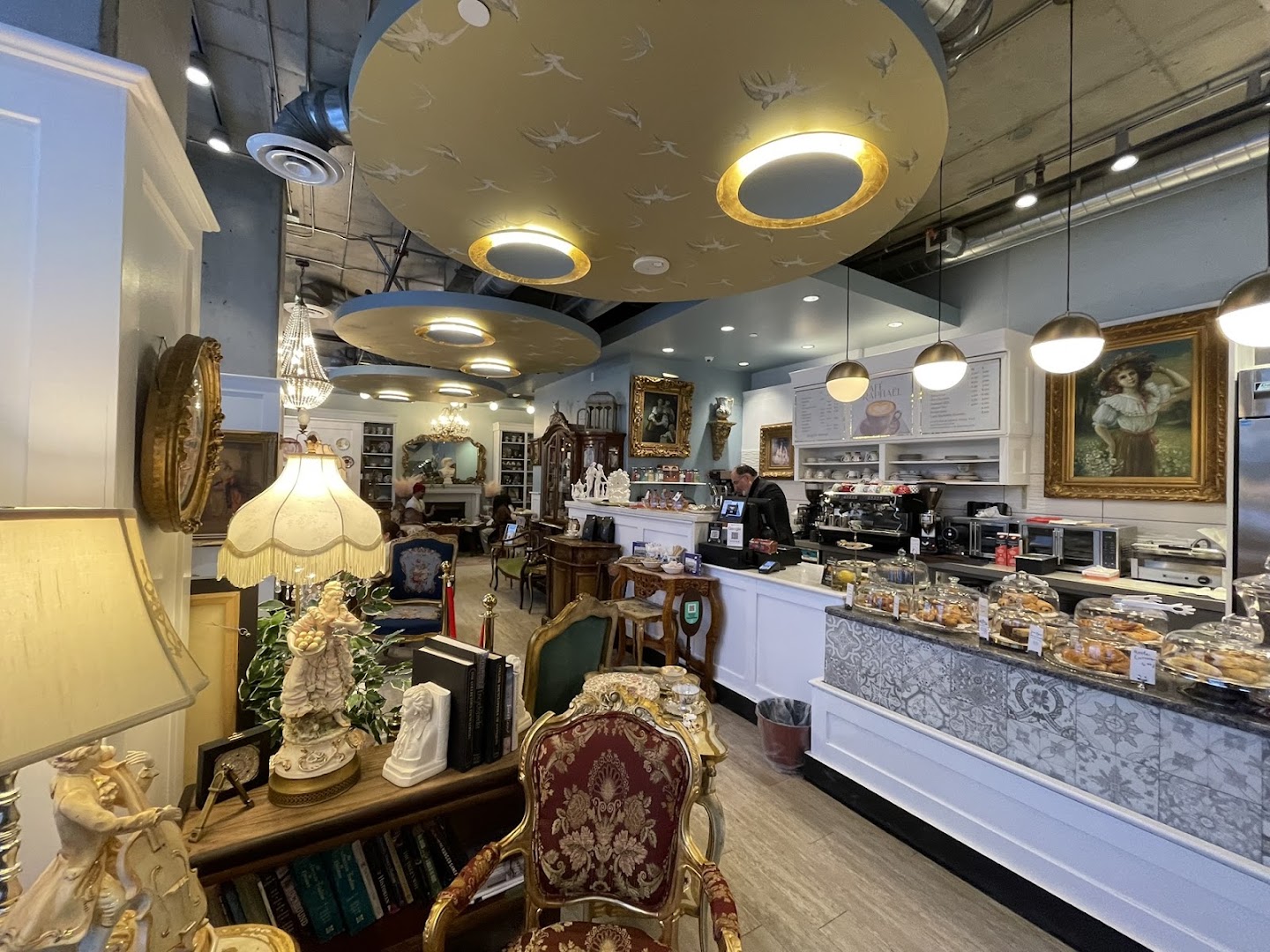 Café Raphaël: inviting interior and atmosphere