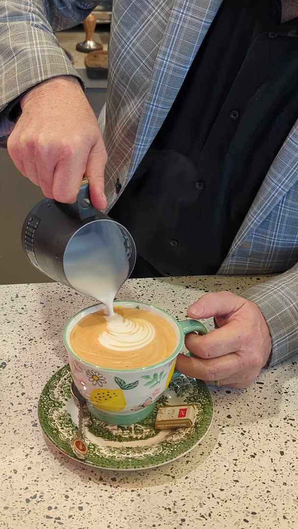 Café Raphaël: high quality latte art photo