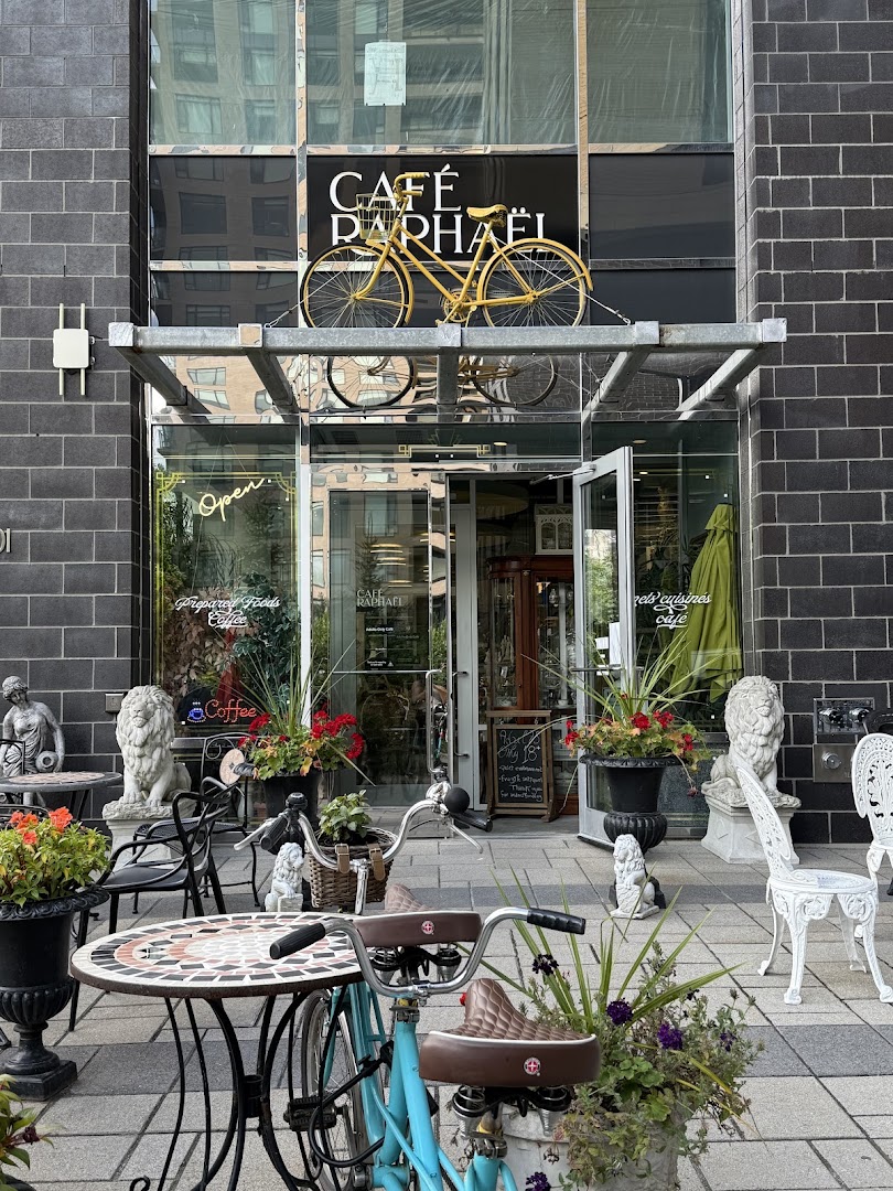 Café Raphaël: clear, inviting exterior storefront photo