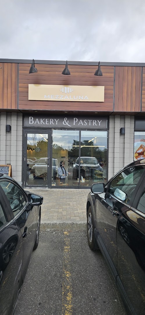 Mezzaluna Bakery & Pastry: clear storefront photo of venue