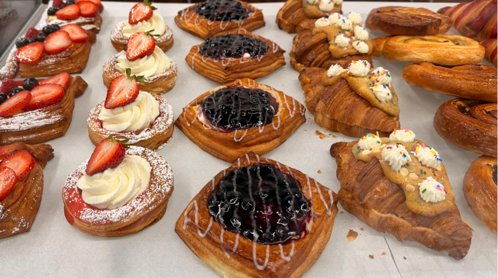 Mezzaluna Bakery & Pastry: appetizing display of fresh pastries