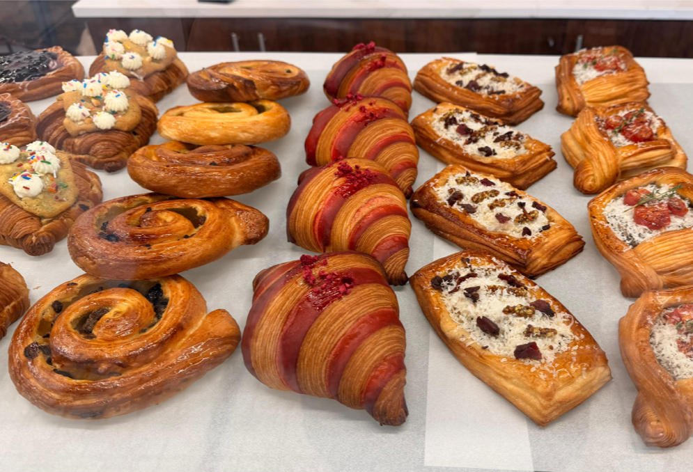 Mezzaluna Bakery & Pastry: appetizing display of fresh pastries