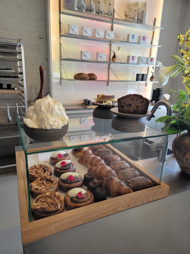 café Apotek: appetizing display of fresh pastries