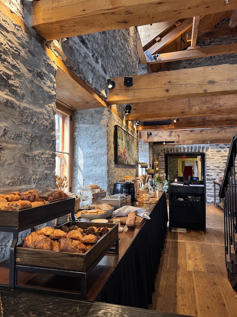 Coteau: inviting atmosphere and food display