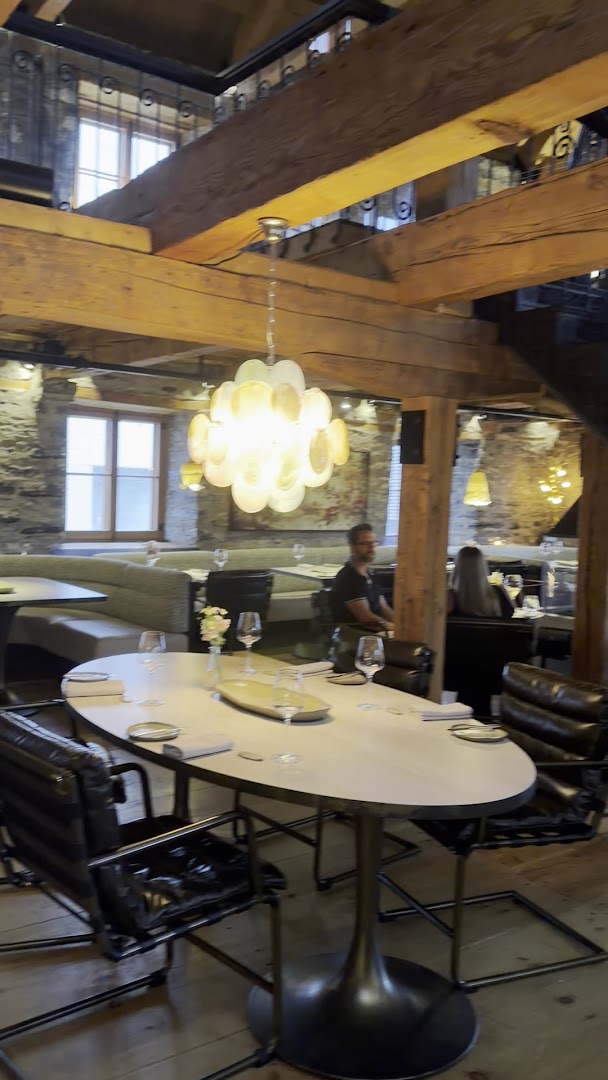 Coteau: inviting restaurant interior atmosphere