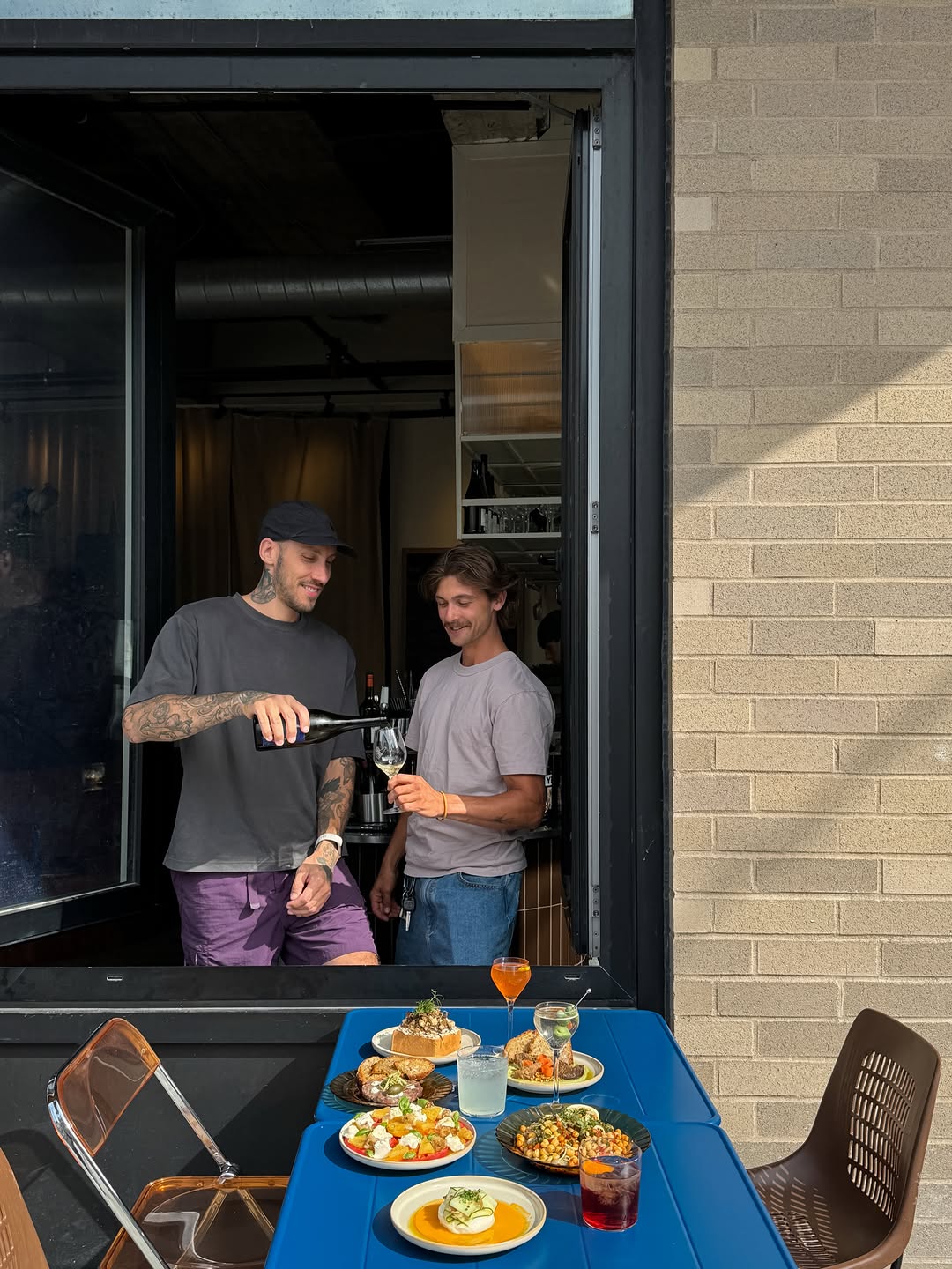 Gisèle Buvette: inviting atmosphere with food service