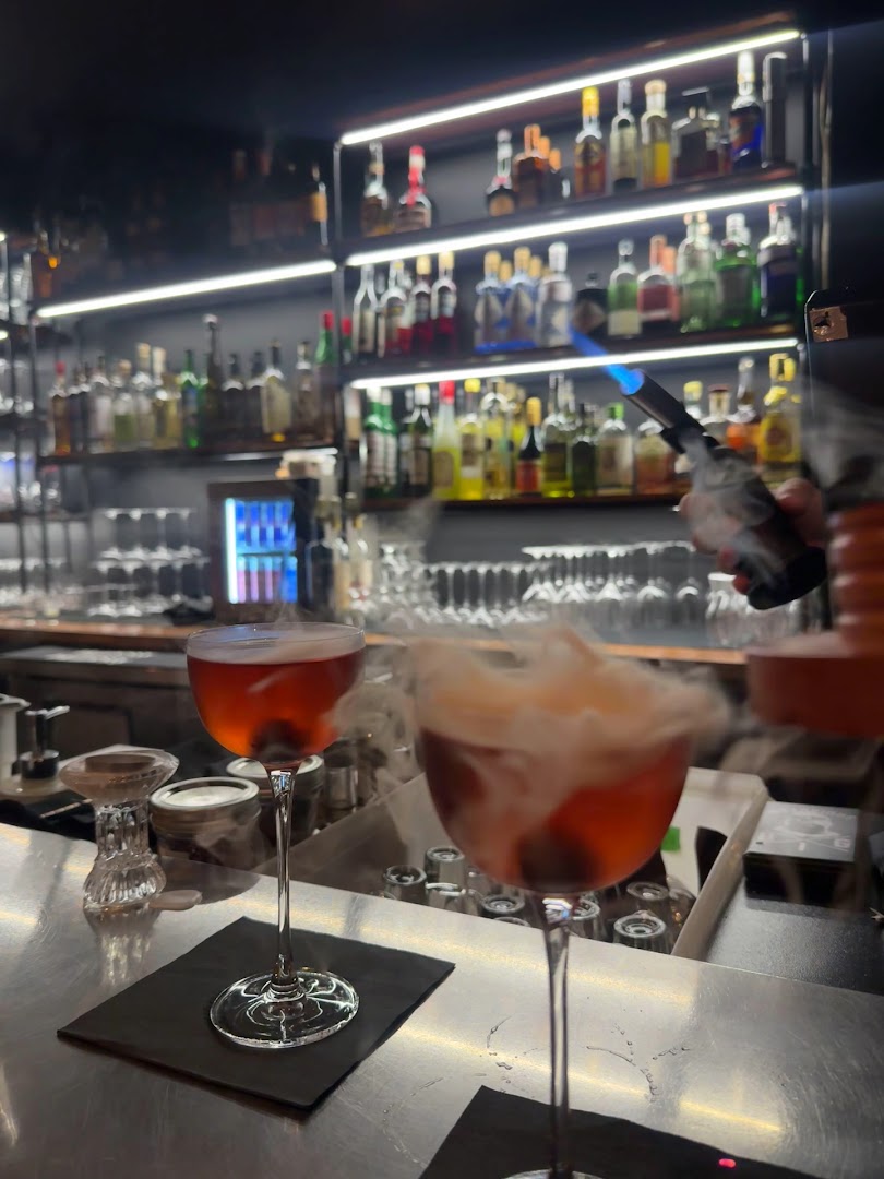 Jekyll & Hyde Bar à tapas: high quality cocktail preparation photo