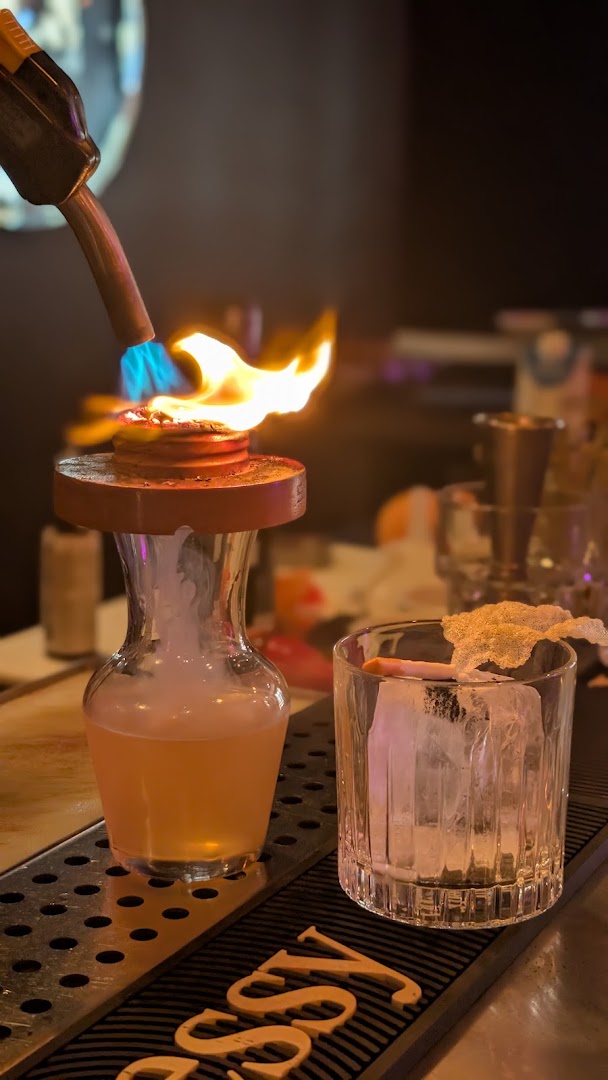 Jekyll & Hyde Bar à tapas: high quality cocktail preparation photo