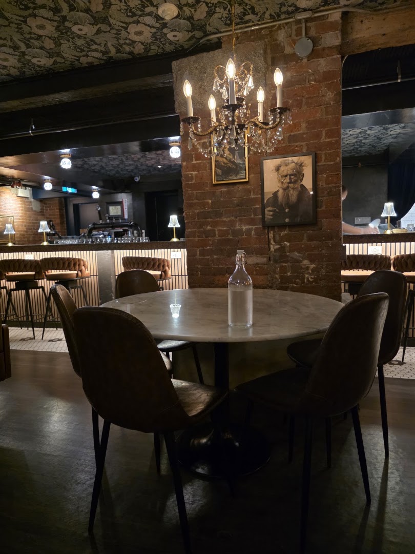 Grotto: attractive interior atmosphere and decor