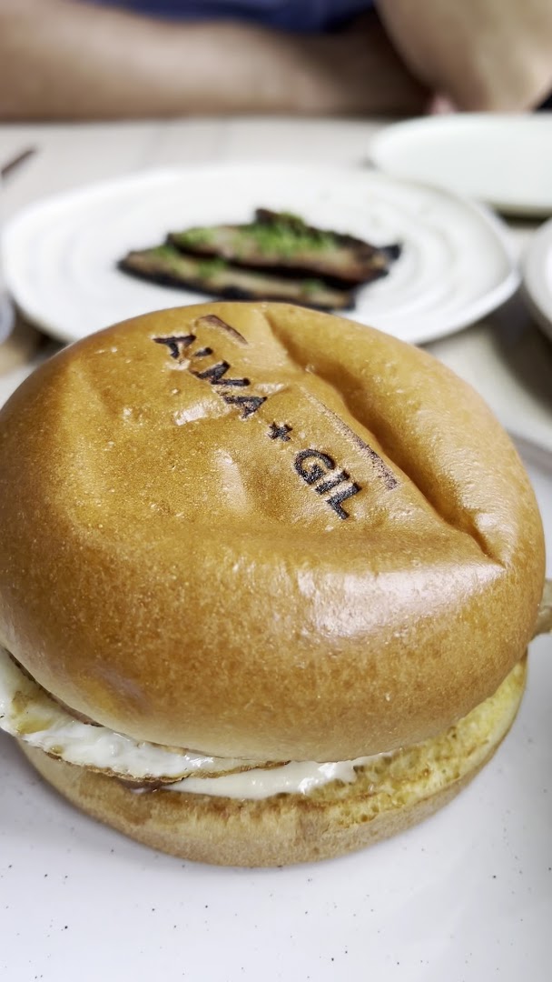 ALMA+GIL: appetizing food photo with branding