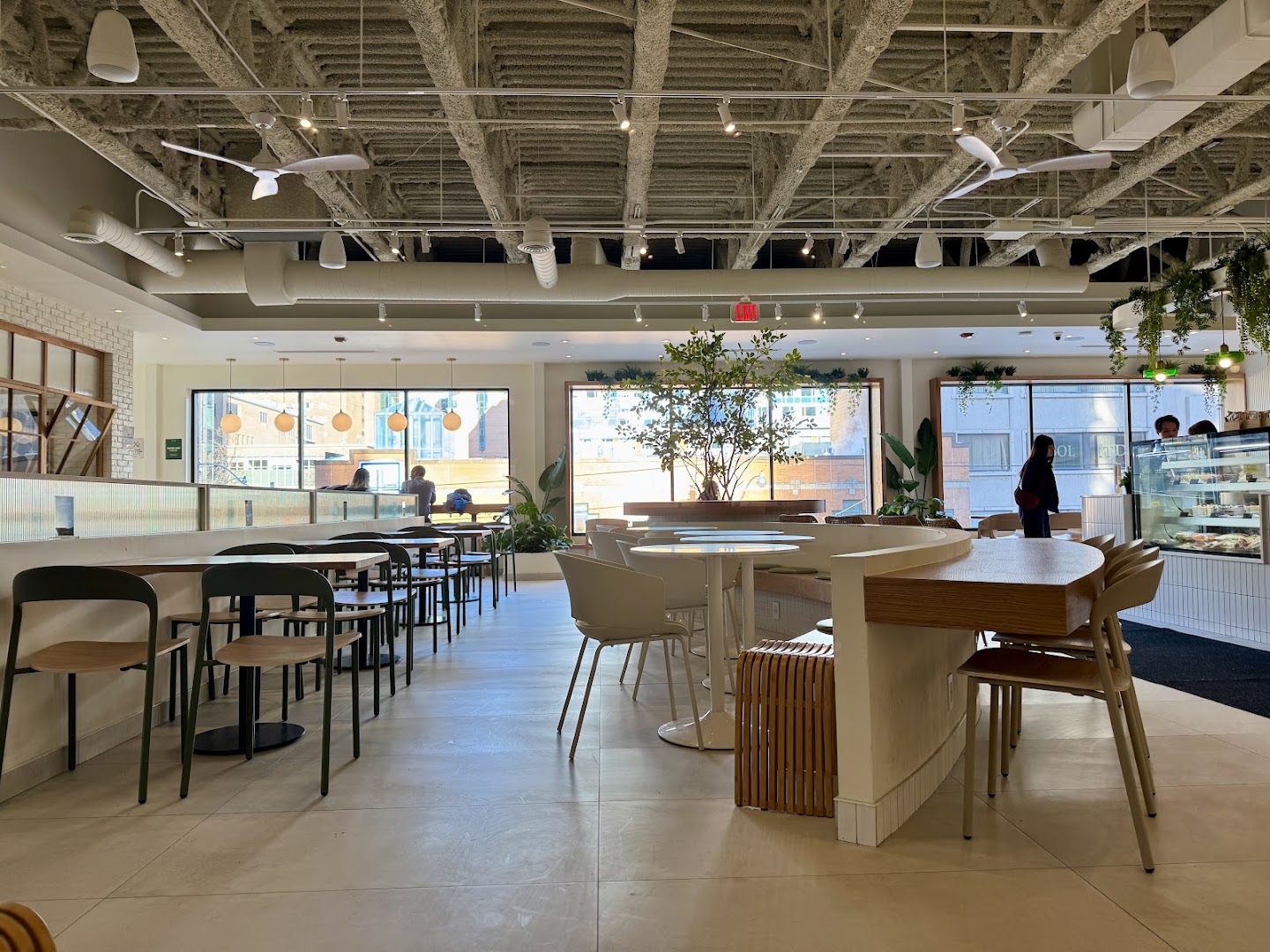 Cafe Forêt: clear, inviting interior atmosphere