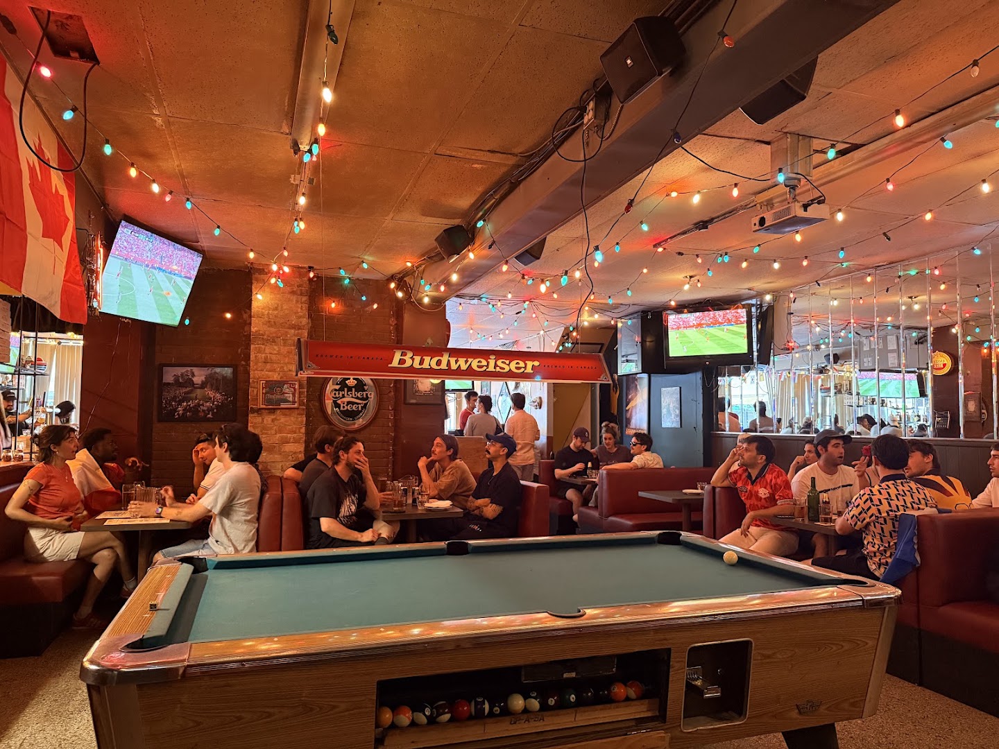 Maria's Sports Bar: authentic sports bar atmosphere